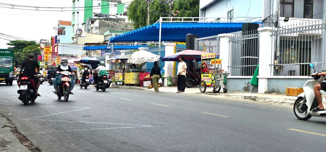 Hàng rong ' bủa vây ' cổng trường ở TP . HCM , sinh viên khốn khổ giữa lòng đường - Ảnh 1.