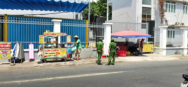 Hàng rong ' bủa vây ' cổng trường ở TP . HCM , sinh viên khốn khổ giữa lòng đường - Ảnh 2.