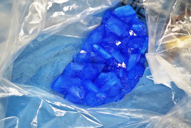 Bé 2 tuổi ngộ độc hóa chất từ đồ dùng học tập, phải lọc máu cứu sống - Ảnh 2.