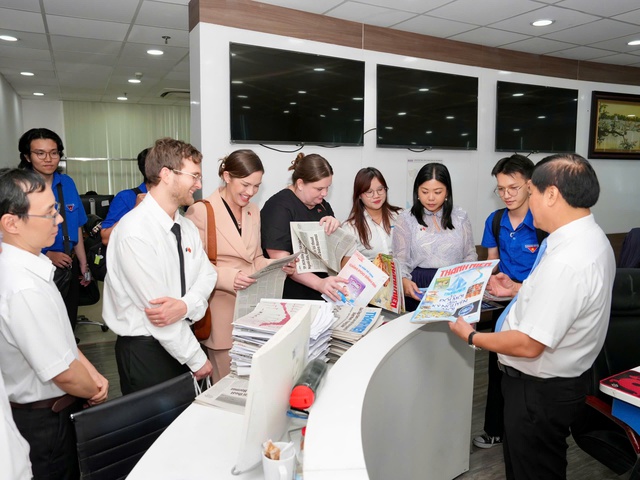 Đoàn đại biểu Hội đồng Giao lưu chính trị Úc thăm Báo Thanh Niên - Ảnh 12.