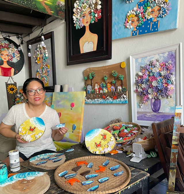 Họa sĩ 'vẽ' bằng quả kh&ocirc;, vỏ ốc, c&agrave;nh c&acirc;y - Ảnh 1.