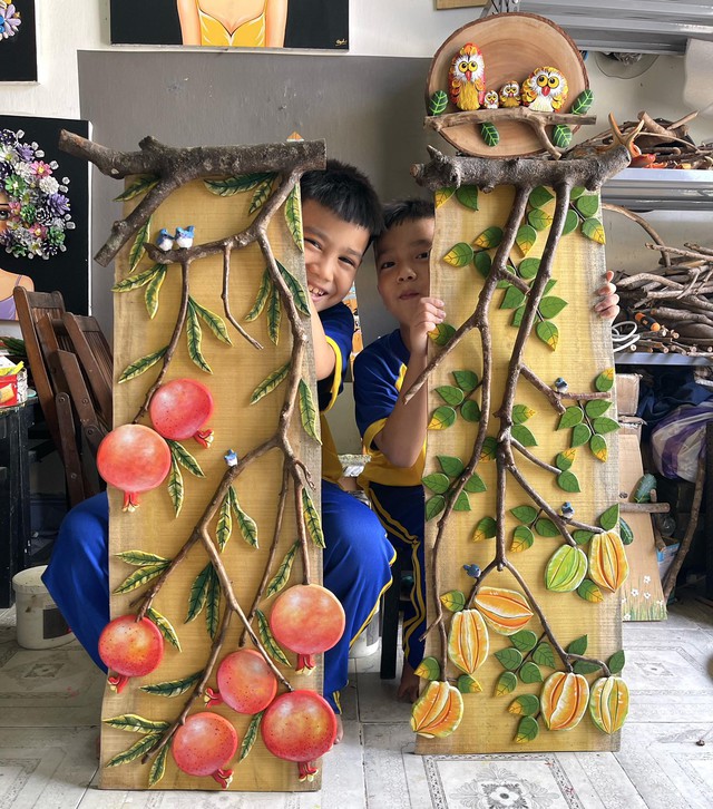 Họa sĩ 'vẽ' bằng quả kh&ocirc;, vỏ ốc, c&agrave;nh c&acirc;y - Ảnh 2.