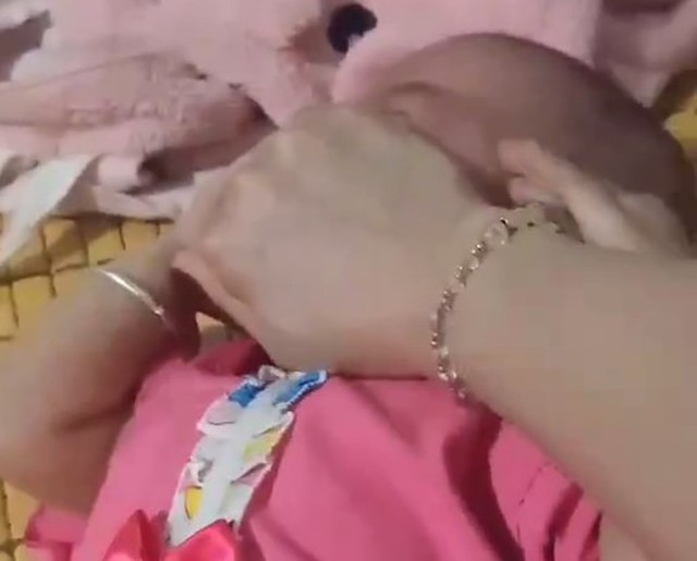 Vụ cháu bé bị bạo hành bóp chặt mặt: Mẹ gửi clip để trêu tức 'chồng hờ'- Ảnh 1. Vụ cháu bé bị bạo hành bóp chặt mặt: Mẹ gửi clip để trêu tức 'chồng hờ'- Ảnh 1.
