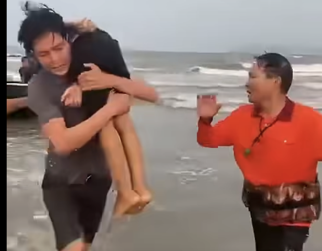 Cửa L&ograve; 2026 cứu sống 2 anh em sinh đ&ocirc;i bị s&oacute;ng cuốn tr&ocirc;i tr&ecirc;n biển - Ảnh 2.