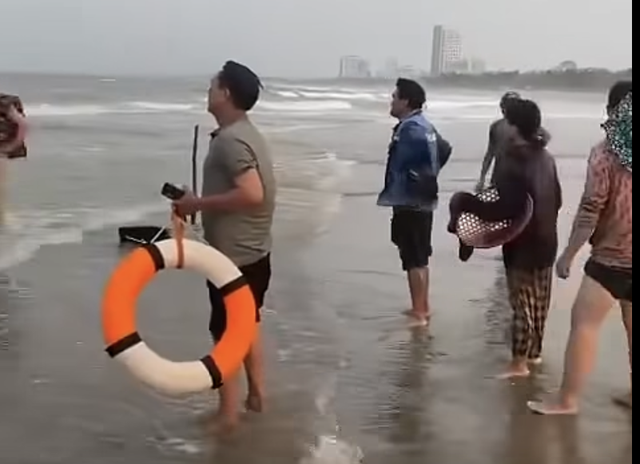 Cửa L&ograve; 2026 cứu sống 2 anh em sinh đ&ocirc;i bị s&oacute;ng cuốn tr&ocirc;i tr&ecirc;n biển - Ảnh 1.