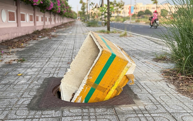 Đắk Lắk cảnh báo nắp cống bị trộm gây nguy hiểm cho người dân năm 2026 - Ảnh 2. Đắk Lắk cảnh báo nắp cống bị trộm gây nguy hiểm cho người dân năm 2026 - Ảnh 2.