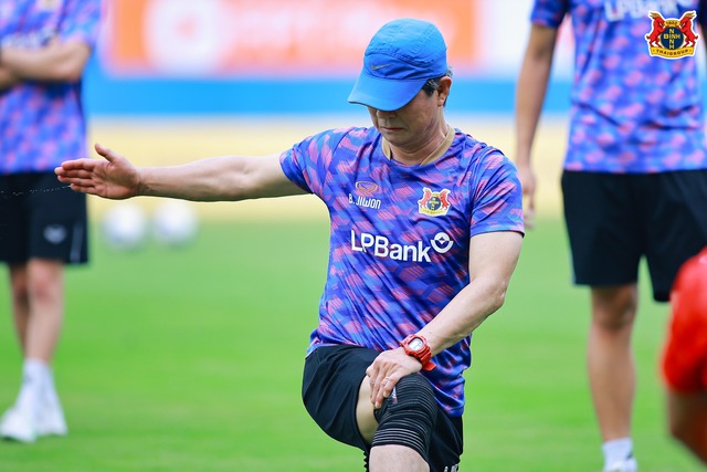 Trợ l&yacute; cũ của HLV Park Hang-seo xuất hiện ở CLB Ninh B&igrave;nh, &ocirc;ng Vũ Tiến Th&agrave;nh đi đ&acirc;u?- Ảnh 2.