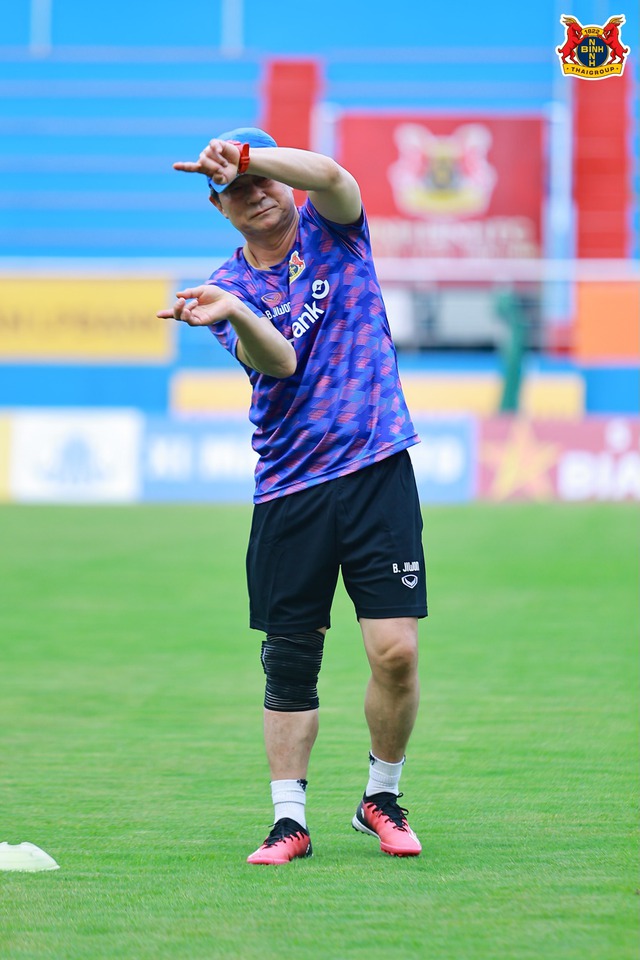 Trợ l&yacute; cũ của HLV Park Hang-seo xuất hiện ở CLB Ninh B&igrave;nh, &ocirc;ng Vũ Tiến Th&agrave;nh đi đ&acirc;u?- Ảnh 3.