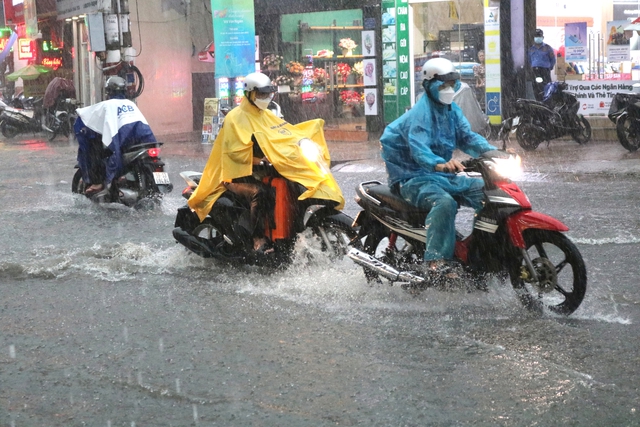 Sau nhiều ngày nắng nóng, nhiều người chỉ mong chờ điều này...- Ảnh 1. Sau nhiều ngày nắng nóng, nhiều người chỉ mong chờ điều này...- Ảnh 1.