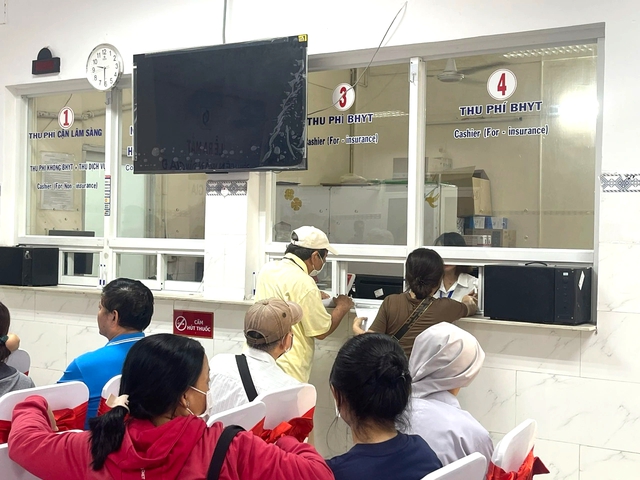 Bệnh viện bị trừ tiền nếu bắt bệnh nh&acirc;n bảo hiểm y tế mua thuốc b&ecirc;n ngo&agrave;i - Ảnh 1.