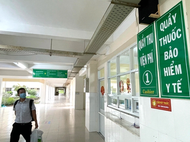 Bệnh viện bị trừ tiền nếu bắt bệnh nh&acirc;n bảo hiểm y tế mua thuốc b&ecirc;n ngo&agrave;i - Ảnh 2.