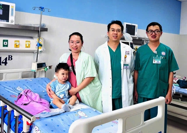 Bé 2 tuổi ngộ độc hóa chất từ đồ dùng học tập, phải lọc máu cứu sống - Ảnh 1.