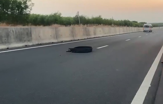 "Vật lạ" vương vãi trên cao tốc, tiềm ẩn nguy cơ gây tai nạn - Ảnh 1.