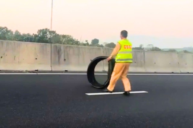 "Vật lạ" vương vãi trên cao tốc, tiềm ẩn nguy cơ gây tai nạn - Ảnh 2.