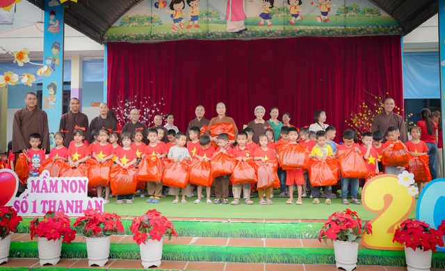 Sư thầy từ TP.HCM mang c&acirc;y xanh, &aacute;nh s&aacute;ng l&ecirc;n Điện Bi&ecirc;n - Ảnh 4.