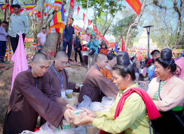 Sư thầy từ TP.HCM mang c&acirc;y xanh, &aacute;nh s&aacute;ng l&ecirc;n Điện Bi&ecirc;n - Ảnh 2.
