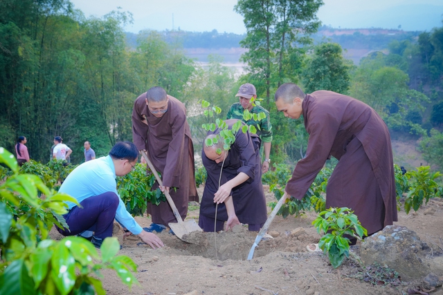 Sư thầy từ TP.HCM mang c&acirc;y xanh, &aacute;nh s&aacute;ng l&ecirc;n Điện Bi&ecirc;n - Ảnh 1.