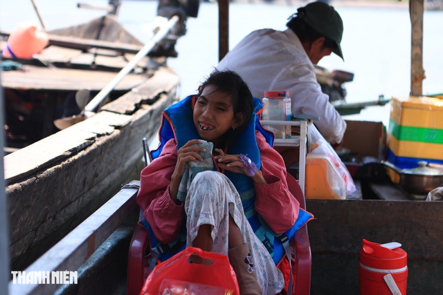 TP.HCM nh&igrave;n từ s&ocirc;ng S&agrave;i G&ograve;n: Tiếng cười của đứa con kh&ocirc;ng bao giờ n&oacute;i- Ảnh 2.