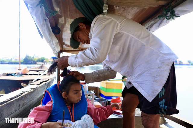 TP.HCM nh&igrave;n từ s&ocirc;ng S&agrave;i G&ograve;n: Tiếng cười của đứa con kh&ocirc;ng bao giờ n&oacute;i- Ảnh 4.