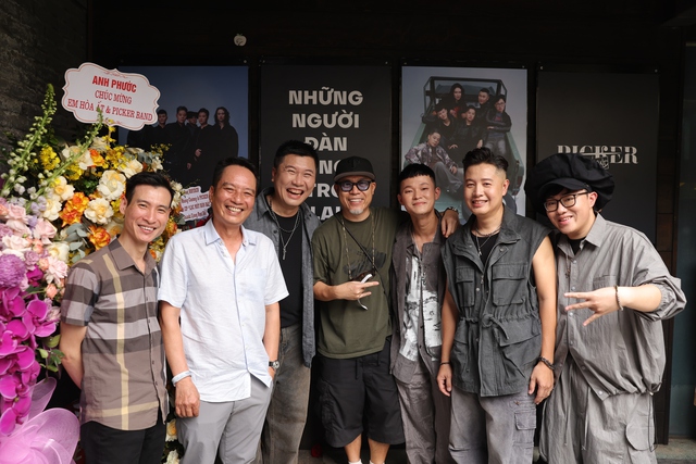 Sự chân thành của Dương Trần Nghĩa và Picker Band
- Ảnh 2. Sự chân thành của Dương Trần Nghĩa và Picker Band
- Ảnh 2.