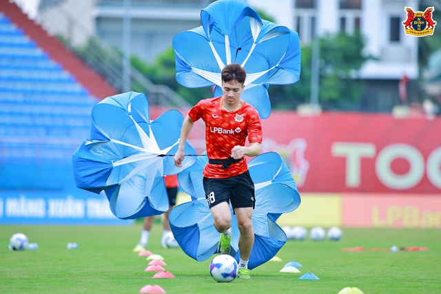 Trợ l&yacute; cũ của HLV Park Hang-seo xuất hiện ở CLB Ninh B&igrave;nh, &ocirc;ng Vũ Tiến Th&agrave;nh đi đ&acirc;u?- Ảnh 6.