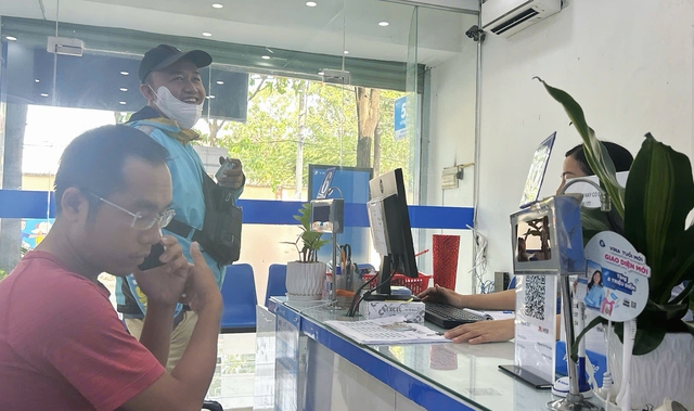  Nhiều người khẩn trương làm điều này... - Ảnh 3.