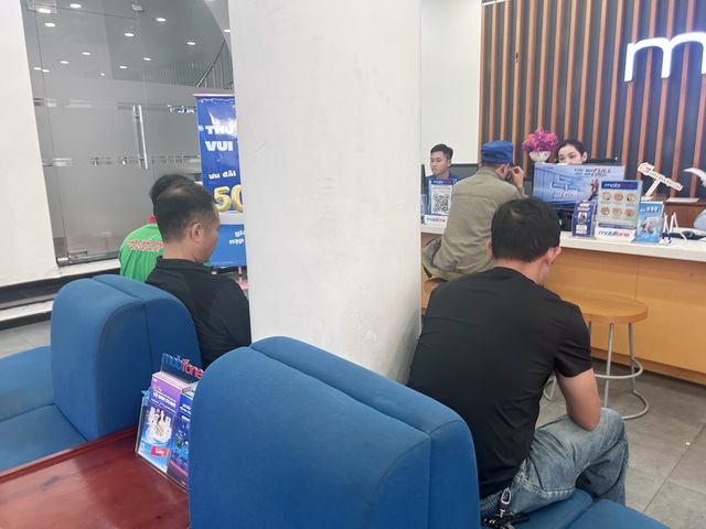  Nhiều người khẩn trương làm điều này... - Ảnh 2.