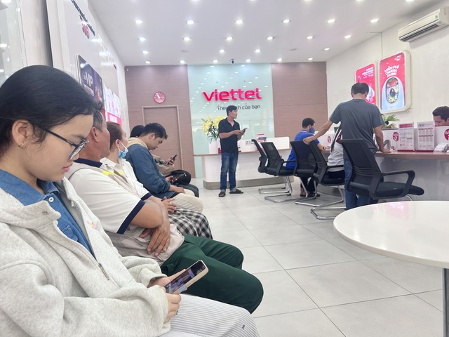  Nhiều người khẩn trương làm điều này... - Ảnh 1.