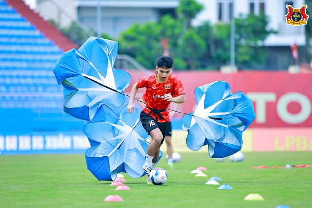 Trợ l&yacute; cũ của HLV Park Hang-seo xuất hiện ở CLB Ninh B&igrave;nh, &ocirc;ng Vũ Tiến Th&agrave;nh đi đ&acirc;u?- Ảnh 5.