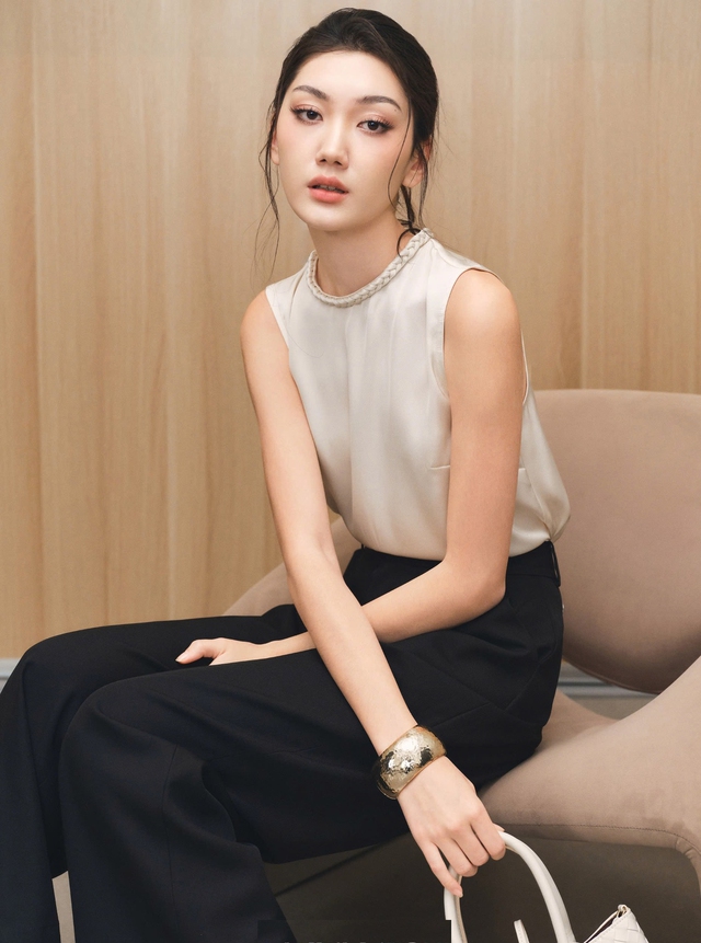 Tủ đồ của nàng công sở không thể thiếu áo sơ mi lụa trắng - Ảnh 9.