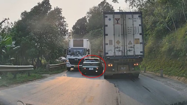 &Ocirc; t&ocirc; con rơi v&agrave;o thế 'b&aacute;nh mỳ kẹp thịt' v&igrave; vượt ẩu tr&ecirc;n đ&egrave;o - Ảnh 1.