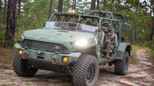 &Ocirc;ng Trump muốn c&aacute;c h&atilde;ng &ocirc; t&ocirc; Mỹ sản xuất vũ kh&iacute; như trong Thế chiến 2? - Ảnh 1.