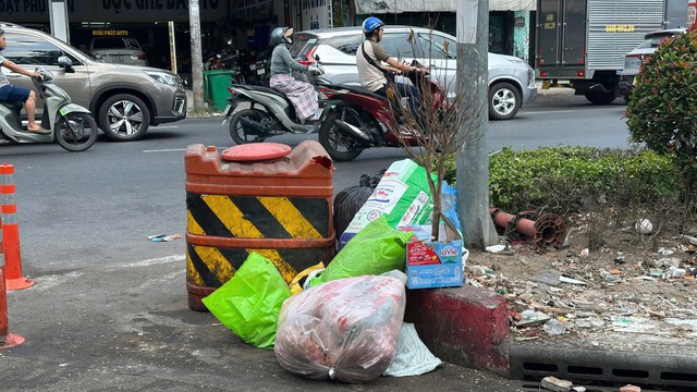 R&aacute;c tại giao lộ - Ảnh 1.