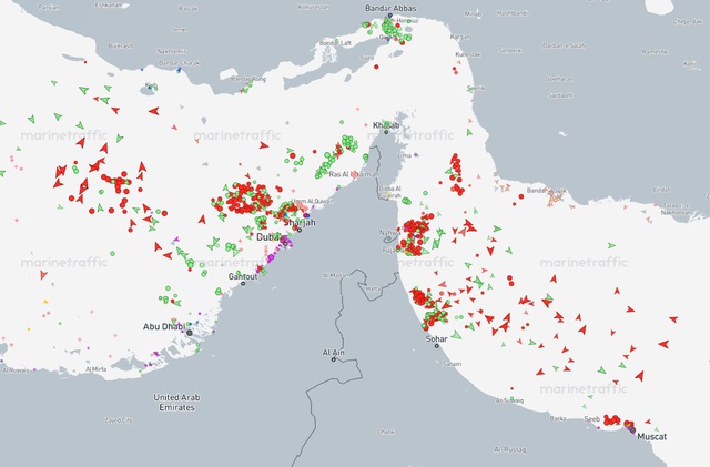 Rộ tin Iran xem xét mở 'lối ra' cho tàu thuyền qua eo biển Hormuz - Ảnh 1.