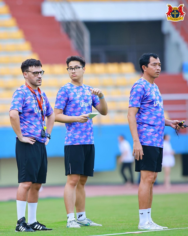 Trợ l&yacute; cũ của HLV Park Hang-seo xuất hiện ở CLB Ninh B&igrave;nh, &ocirc;ng Vũ Tiến Th&agrave;nh đi đ&acirc;u?- Ảnh 4.