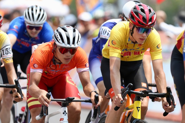 Tay đua Việt kiều Pháp bất ngờ thắng chặng ở Cúp xe đạp truyền hình TP.HCM 2026- Ảnh 3. Tay đua Việt kiều Pháp bất ngờ thắng chặng ở Cúp xe đạp truyền hình TP.HCM 2026- Ảnh 3.