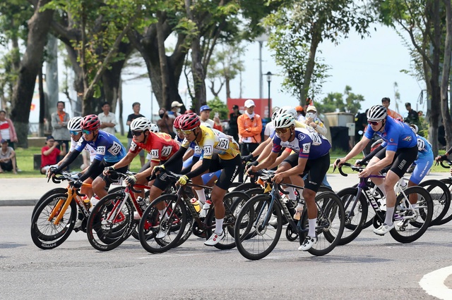 Tay đua Việt kiều Pháp bất ngờ thắng chặng ở Cúp xe đạp truyền hình TP.HCM 2026- Ảnh 2. Tay đua Việt kiều Pháp bất ngờ thắng chặng ở Cúp xe đạp truyền hình TP.HCM 2026- Ảnh 2.