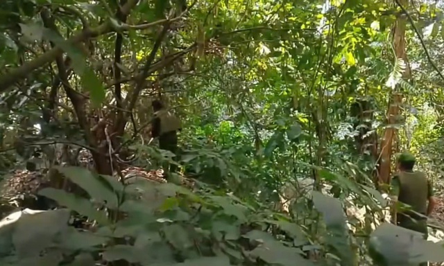 Khống chế người đàn ông gây thương tích, cố thủ trong hang đá - Ảnh 1.