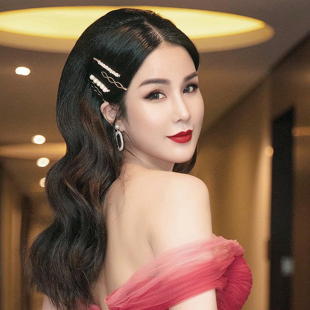 Tạo kiểu tóc xinh cùng kẹp tóc ngọc trai ngọt ngào- Ảnh 1.