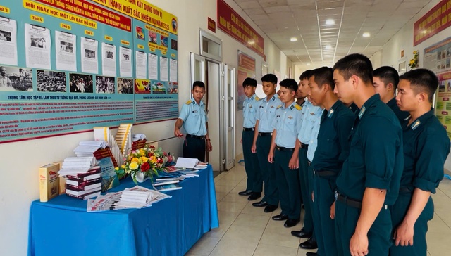 Bộ đội ph&ograve;ng kh&ocirc;ng xếp s&aacute;ch th&agrave;nh 'cột mốc chủ quyền' lan tỏa văn h&oacute;a đọc- Ảnh 1.