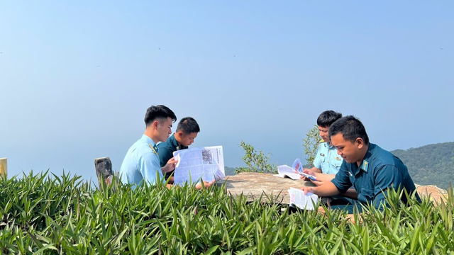 Bộ đội ph&ograve;ng kh&ocirc;ng xếp s&aacute;ch th&agrave;nh 'cột mốc chủ quyền' lan tỏa văn h&oacute;a đọc- Ảnh 2.