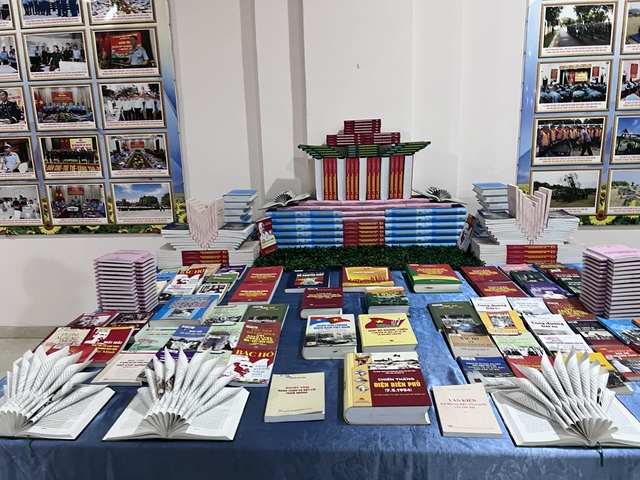 Bộ đội ph&ograve;ng kh&ocirc;ng xếp s&aacute;ch th&agrave;nh 'cột mốc chủ quyền' lan tỏa văn h&oacute;a đọc- Ảnh 3.