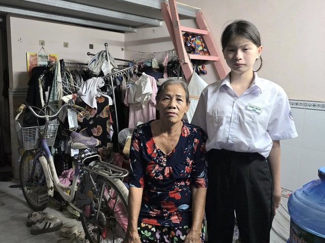 Người mẹ ngh&egrave;o qu&eacute;t r&aacute;c cho con nu&ocirc;i ăn học ở Cần Thơ, thương hơn m&aacute;u mủ- Ảnh 1.