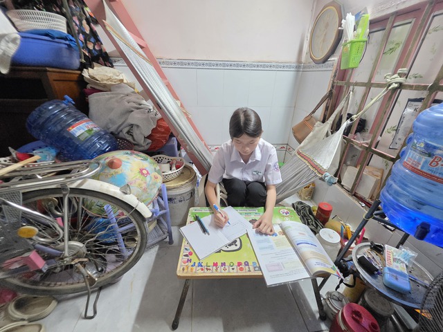 Người mẹ ngh&egrave;o qu&eacute;t r&aacute;c cho con nu&ocirc;i ăn học ở Cần Thơ, thương hơn m&aacute;u mủ- Ảnh 2.