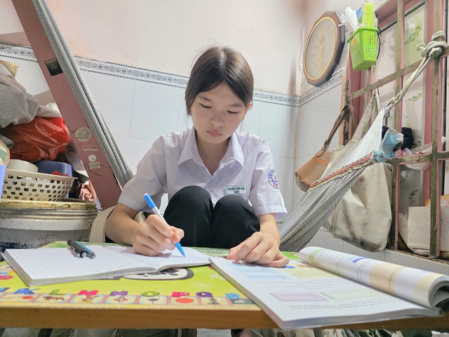 Người mẹ ngh&egrave;o qu&eacute;t r&aacute;c cho con nu&ocirc;i ăn học ở Cần Thơ, thương hơn m&aacute;u mủ- Ảnh 3.