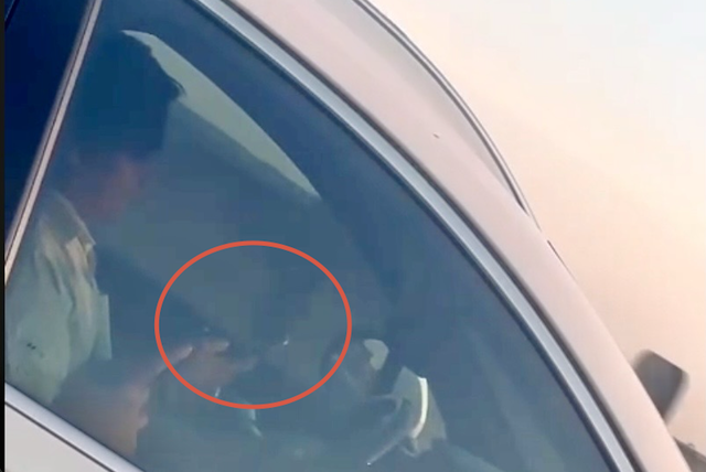 CSGT h&oacute;a trang tr&ecirc;n cao tốc, t&agrave;i xế vừa d&ugrave;ng điện thoại đ&atilde; bị ghi h&igrave;nh - Ảnh 1.