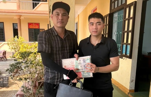 Nhặt được cặp x&aacute;ch chứa 350 triệu đồng, nam thanh ni&ecirc;n tr&igrave;nh b&aacute;o c&ocirc;ng an- Ảnh 1.