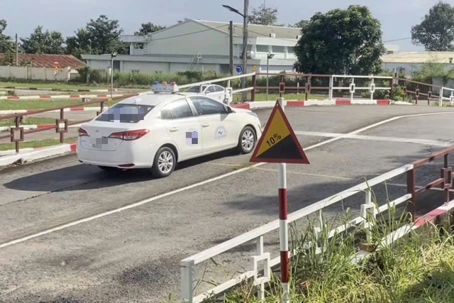 Nhiều người thi sát hạch bằng lái ô tô sợ 'dốc cầu', vượt qua bằng cách nào? - Ảnh 1.