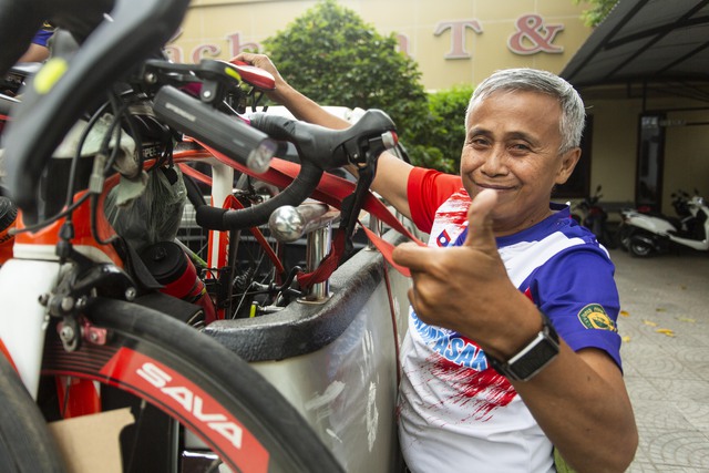 VĐV L&agrave;o mang 'chiến m&atilde;' 15.000 USD tham gia Ng&agrave;y hội đạp xe V&igrave; h&ograve;a b&igrave;nh- Ảnh 5.