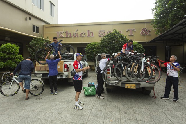 VĐV L&agrave;o mang 'chiến m&atilde;' 15.000 USD tham gia Ng&agrave;y hội đạp xe V&igrave; h&ograve;a b&igrave;nh- Ảnh 4.